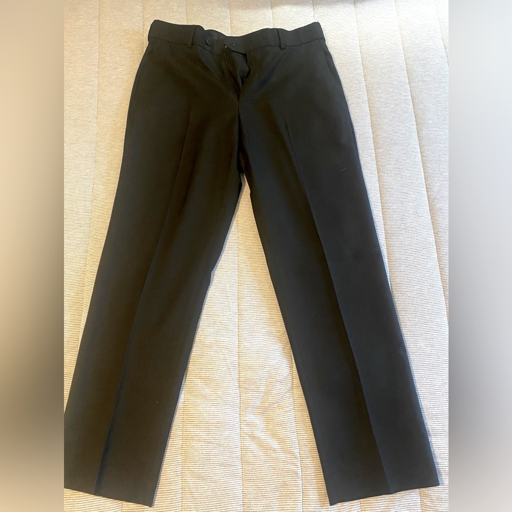 Stafford brand tailored classic fit black pants, size 32x30.